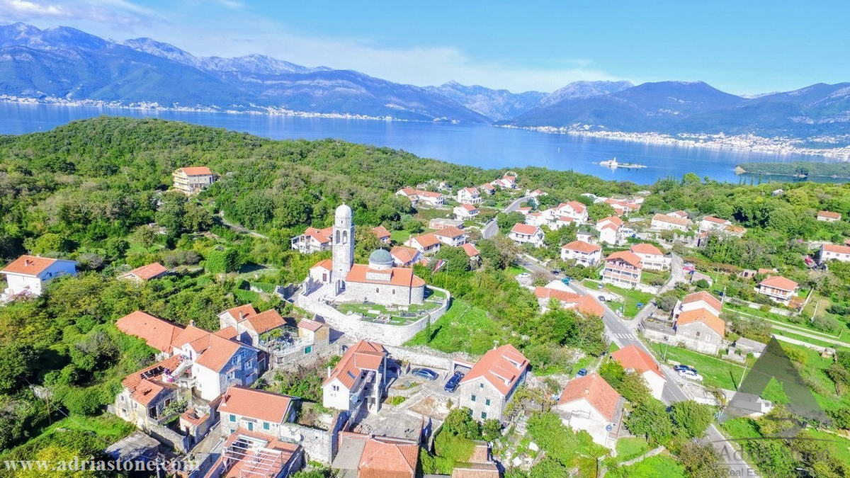 amforaproperty.com/Na prodaju građevinski plac sa odobrenim projektom za vilu u Radovićima, Luštica